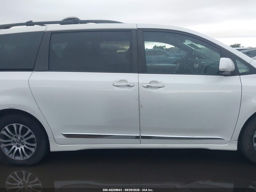 TOYOTA SIENNA - zdjęcie 13