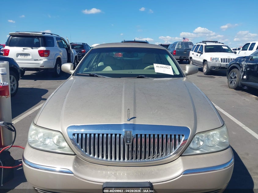 LINCOLN TOWN CAR 2004 VIN 1LNHM81W84Y672240