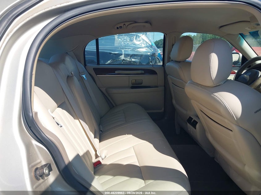 Фото 8 - LINCOLN TOWN CAR