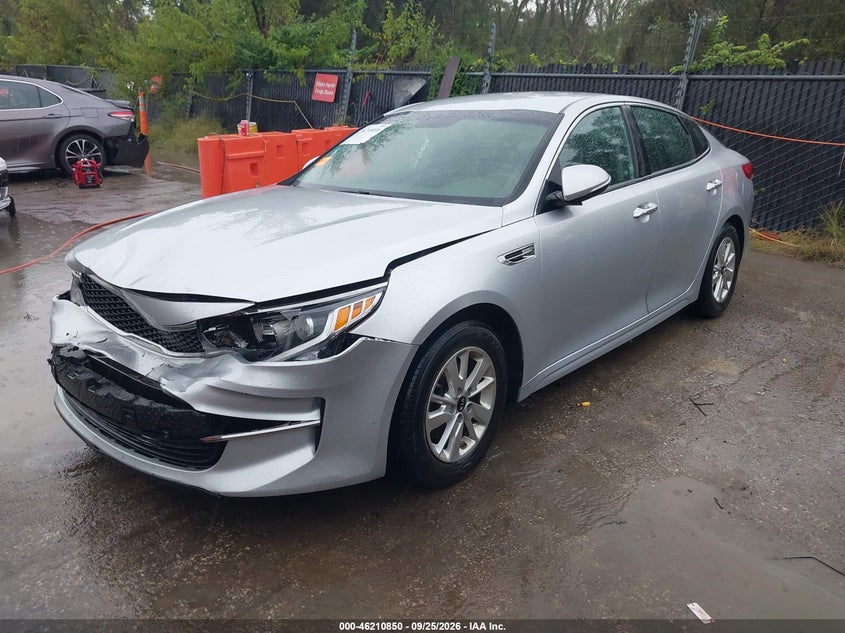 2017 Kia Optima, Перед і зад, IAAI, VIN 5XXGT4L32HG175833 — фото 2