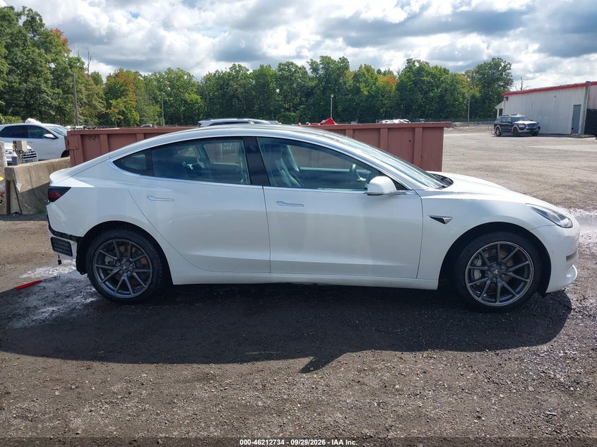 TESLA MODEL 3 - zdjęcie 14