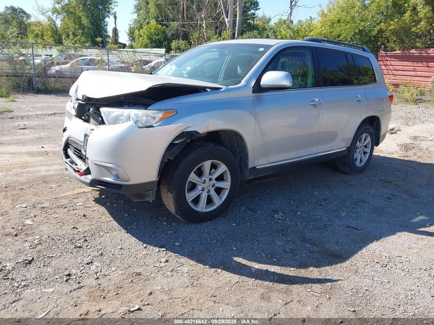 2013 Toyota Highlander Base Plus V6, Front End, IAAI, VIN 5TDBK3EH1DS238994 — photo 2