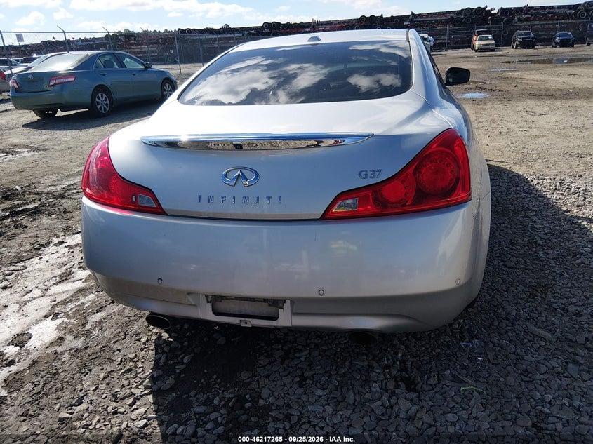2011 INFINITI G37 JOURNEY · Фото 16
