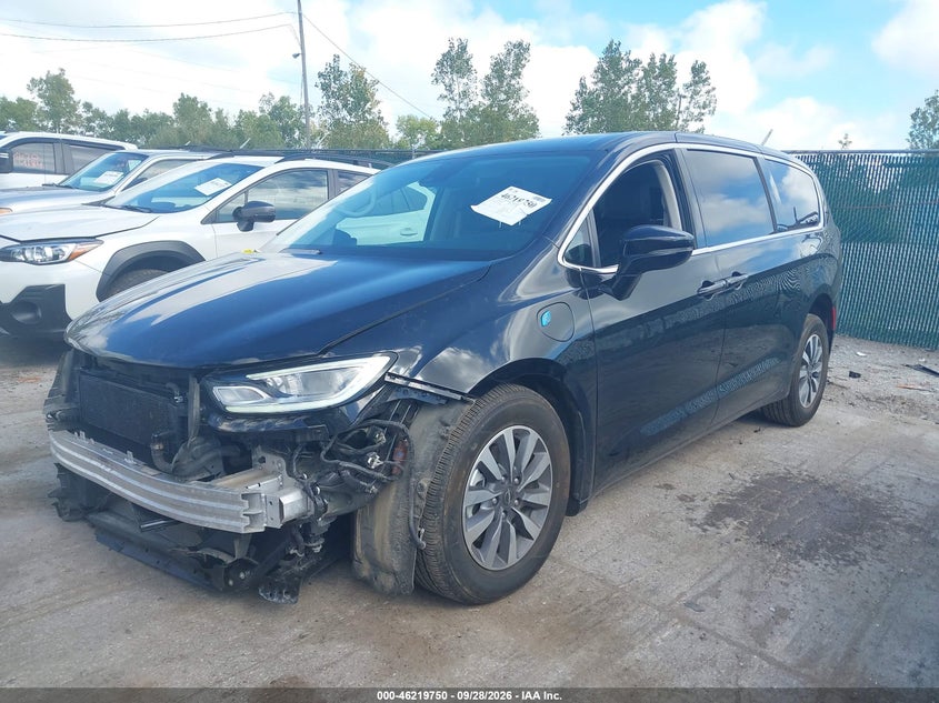 2024 Chrysler Pacifica Hybrid Select, Front End, IAAI, VIN 2C4RC1S73RR124085 — photo 2