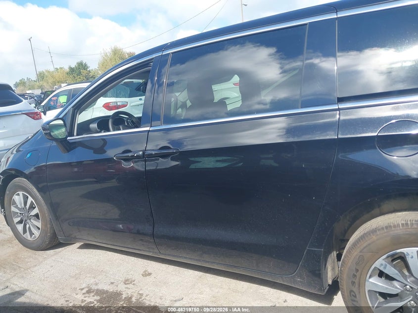 2024 CHRYSLER PACIFICA HYBRID SELECT · Photo 14