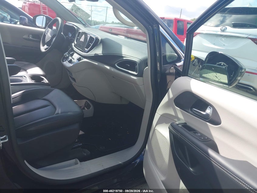 2024 CHRYSLER PACIFICA HYBRID SELECT · Photo 5