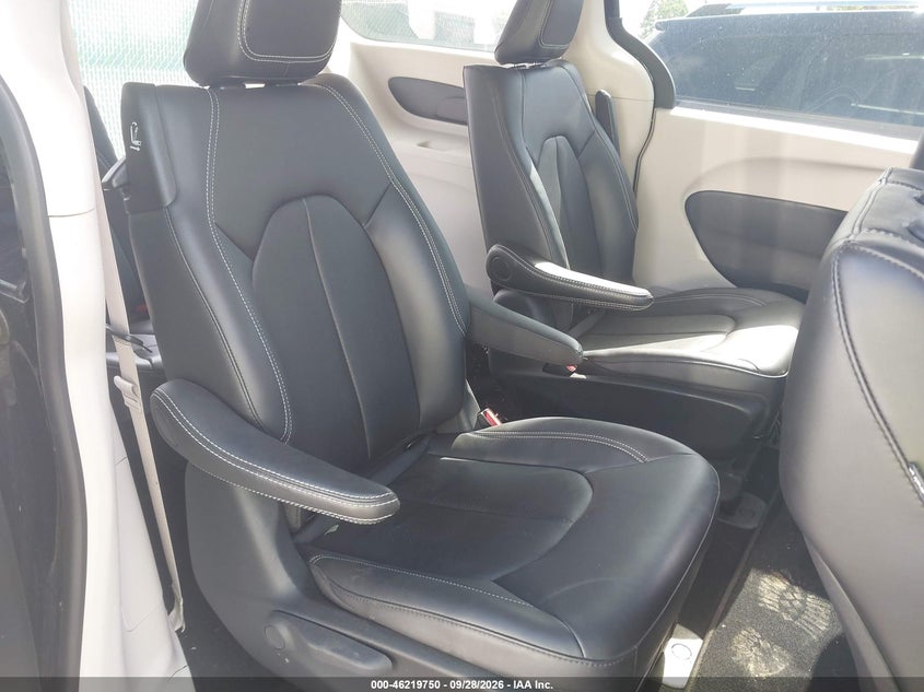2024 CHRYSLER PACIFICA HYBRID SELECT · Photo 8