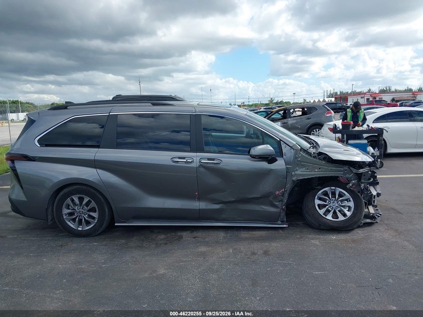 2026 TOYOTA SIENNA XLE · Photo 14