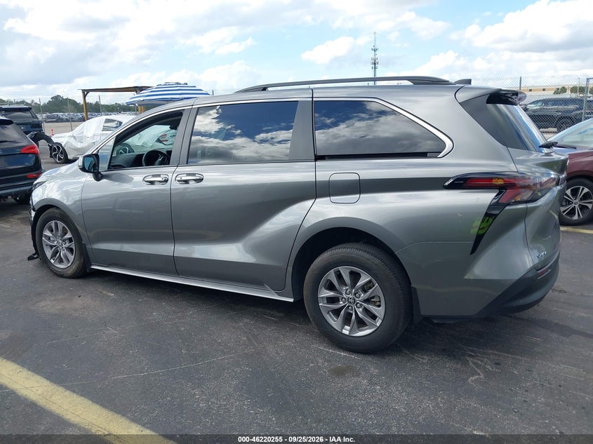 2026 TOYOTA SIENNA XLE · Photo 15