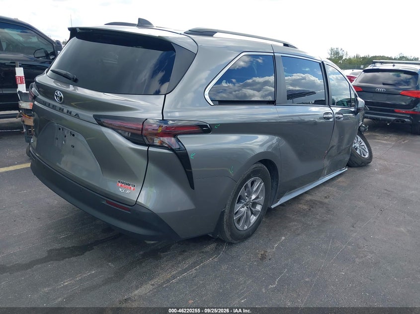 2026 TOYOTA SIENNA XLE · Photo 4