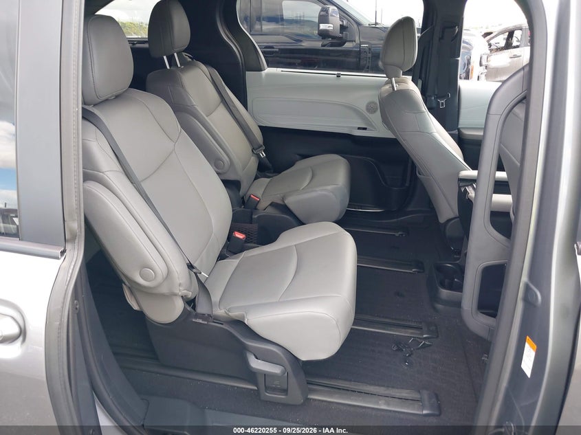 2026 TOYOTA SIENNA XLE · Photo 8