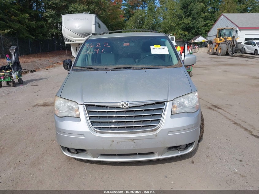 Photo 13 - CHRYSLER TOWN & COUNTRY