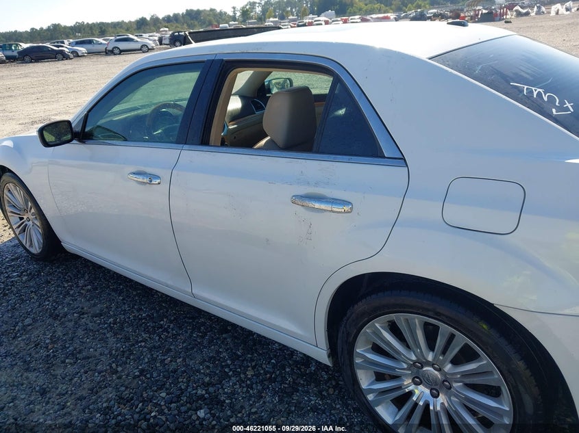 2013 CHRYSLER 300C · Photo 12