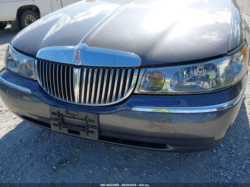 LINCOLN TOWN CAR 1999 VIN 1LNHM81W6XY667946