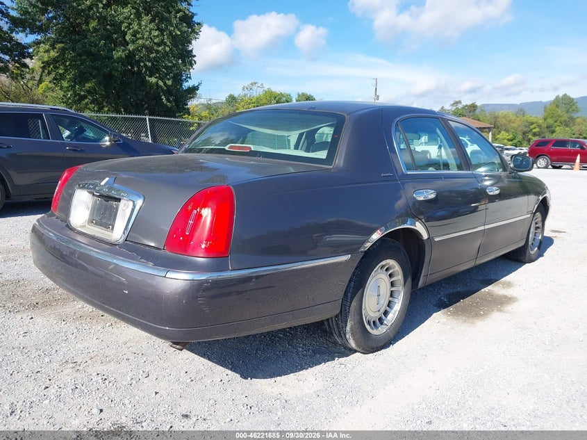 LINCOLN TOWN CAR 1999 VIN 1LNHM81W6XY667946
