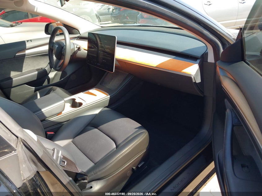 TESLA MODEL 3 - zdjęcie 5