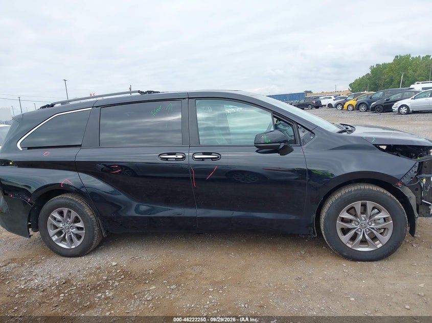 TOYOTA SIENNA - zdjęcie 13