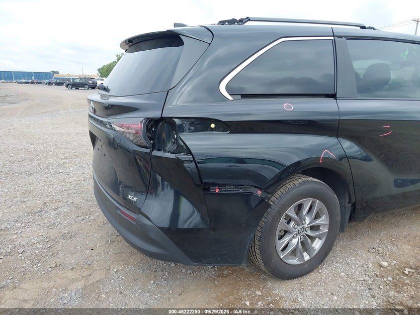 TOYOTA SIENNA - zdjęcie 19
