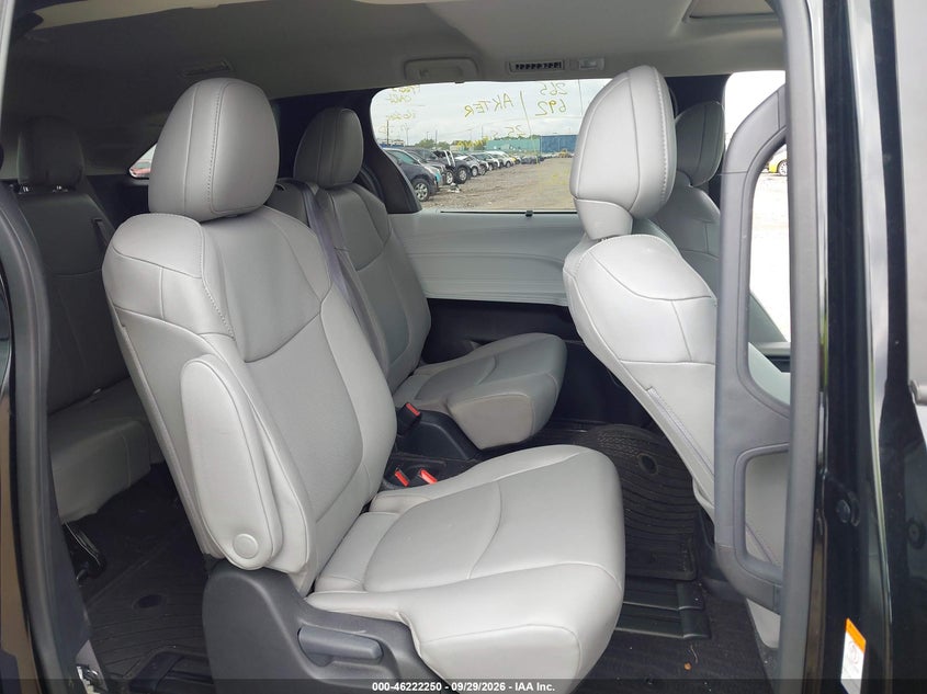 TOYOTA SIENNA - zdjęcie 8