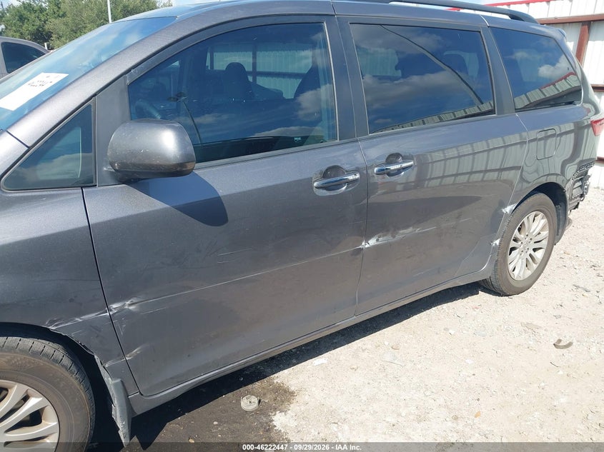 TOYOTA SIENNA - zdjęcie 17