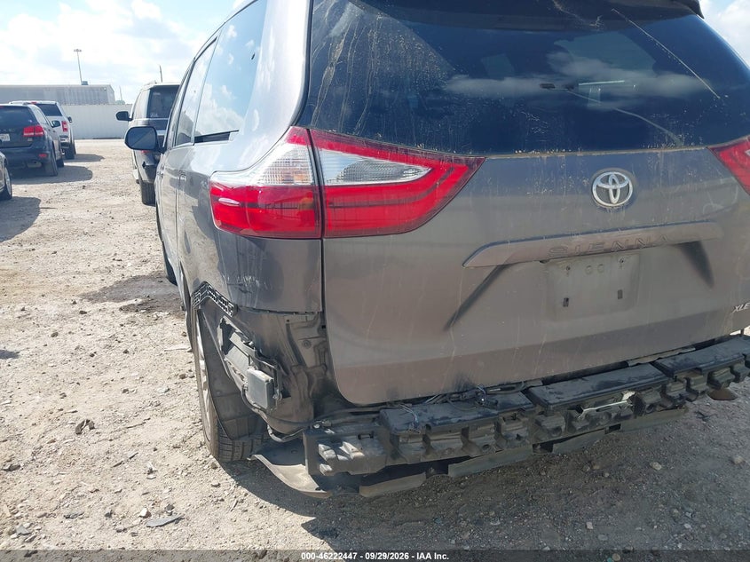 TOYOTA SIENNA - zdjęcie 18