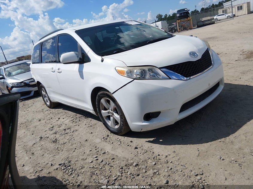 2014 Toyota Sienna LE V6 8 Passenger