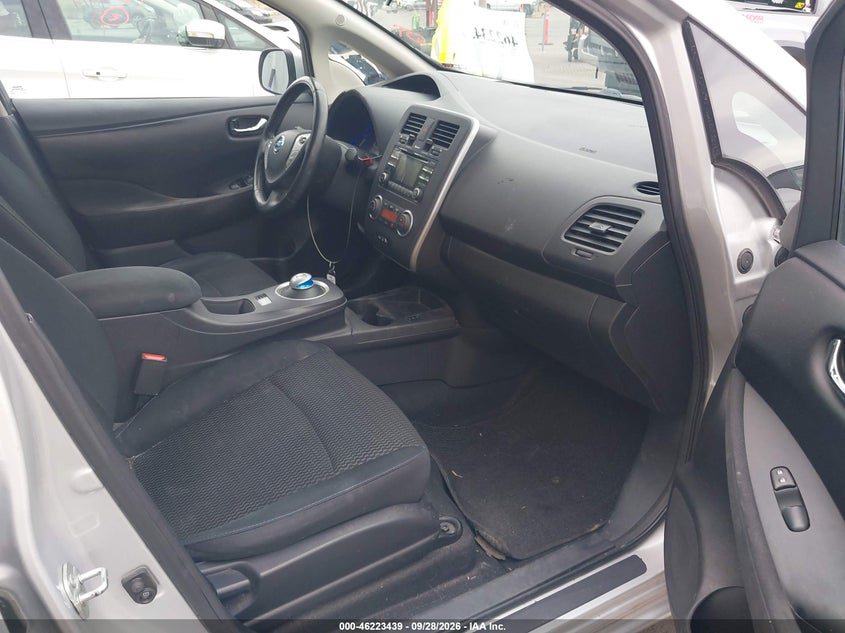 2015 NISSAN LEAF S · Фото 5