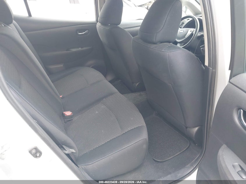 2015 NISSAN LEAF S · Фото 8