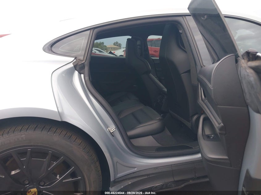 PORSCHE TAYCAN - zdjęcie 8