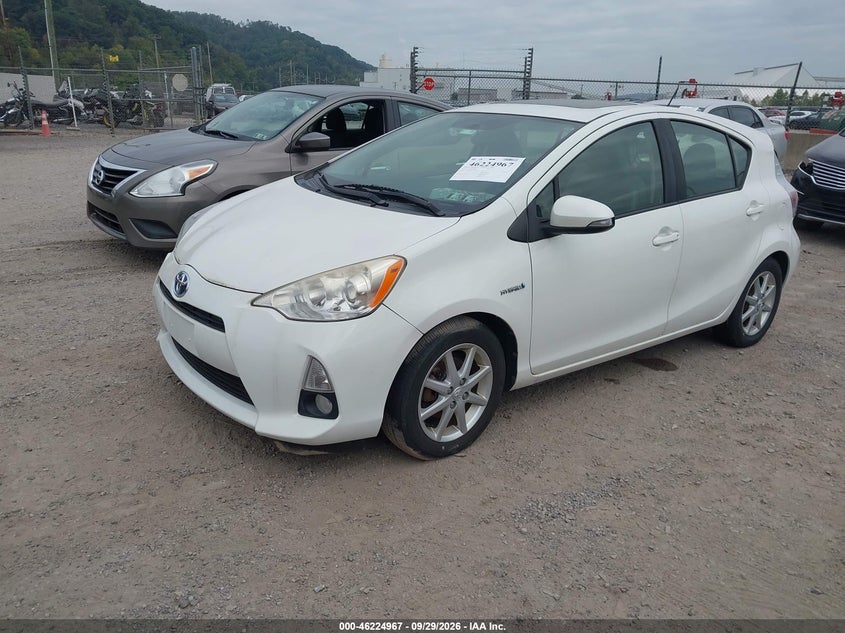 2013 Toyota Prius C Four, Неизвестно, IAAI, VIN JTDKDTB3XD1039667 — фото 2