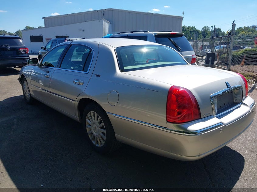 Фото 3 - LINCOLN TOWN CAR