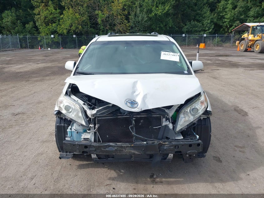 TOYOTA SIENNA - zdjęcie 13