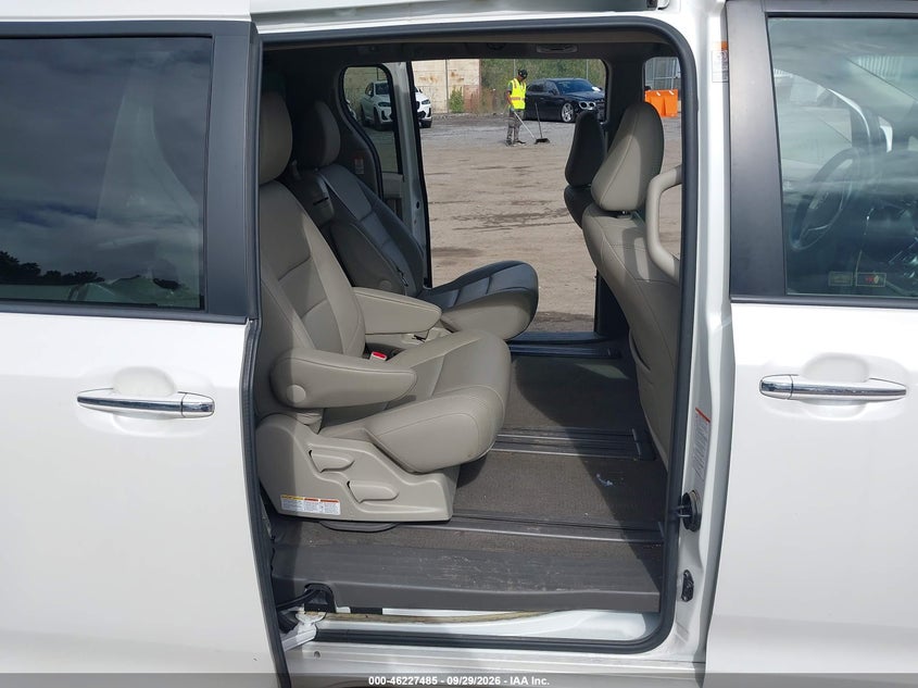 TOYOTA SIENNA - zdjęcie 8