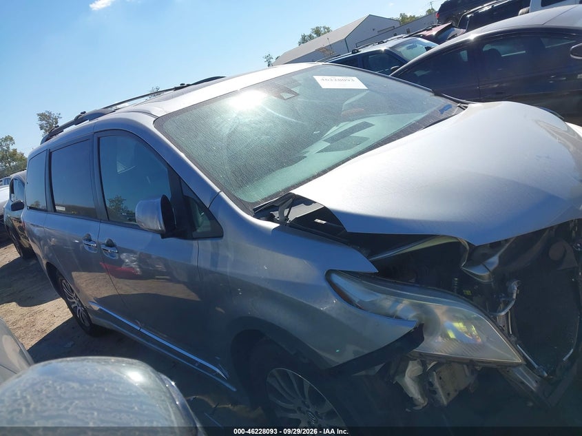 TOYOTA SIENNA - zdjęcie 14