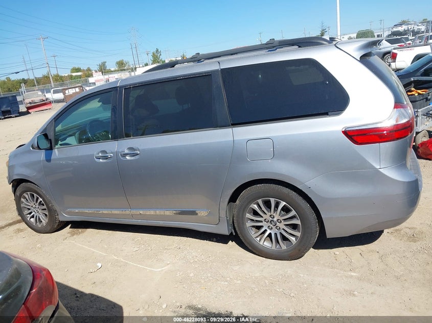 TOYOTA SIENNA - zdjęcie 15