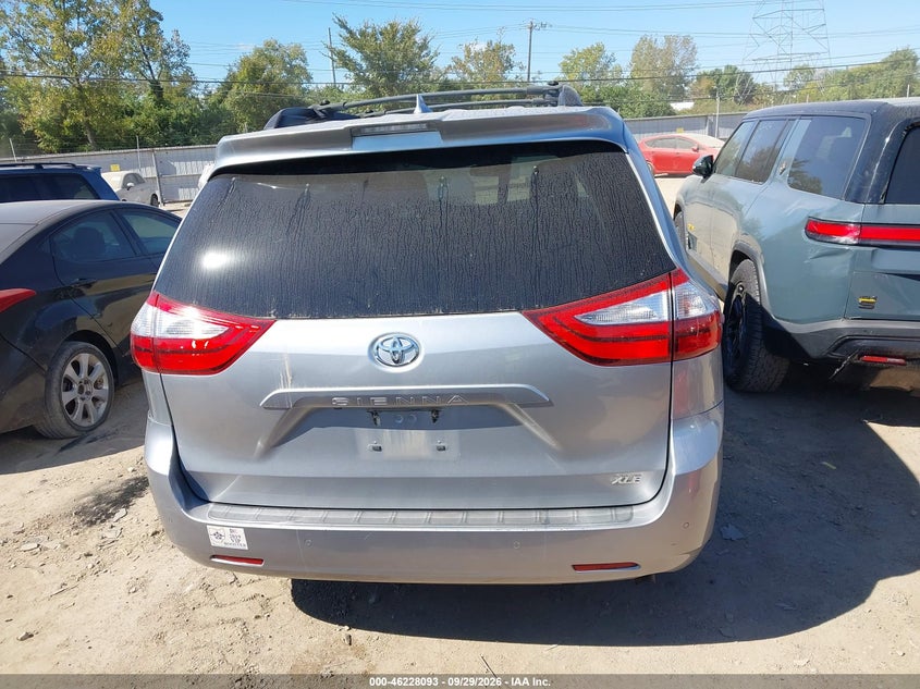 TOYOTA SIENNA - zdjęcie 17