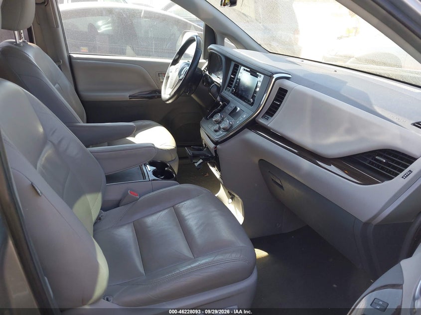 TOYOTA SIENNA - zdjęcie 5