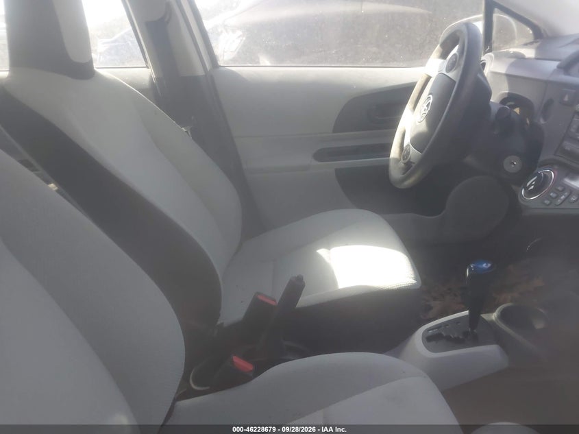 2014 TOYOTA PRIUS C ONE · Фото 5