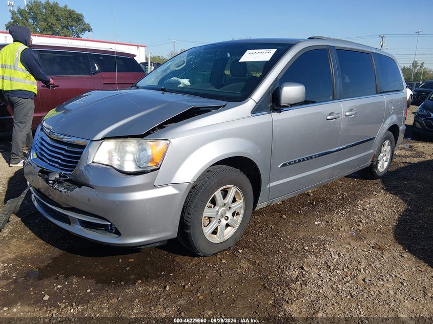 2013 Chrysler Town & Country Touring, Front End, IAAI, VIN 2C4RC1BG7DR555182 — photo 2