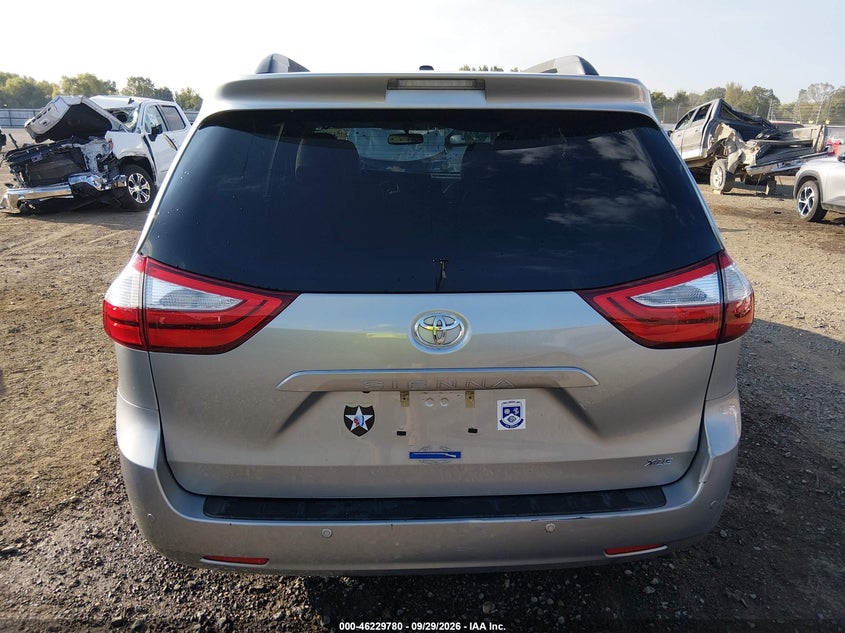 TOYOTA SIENNA - zdjęcie 17