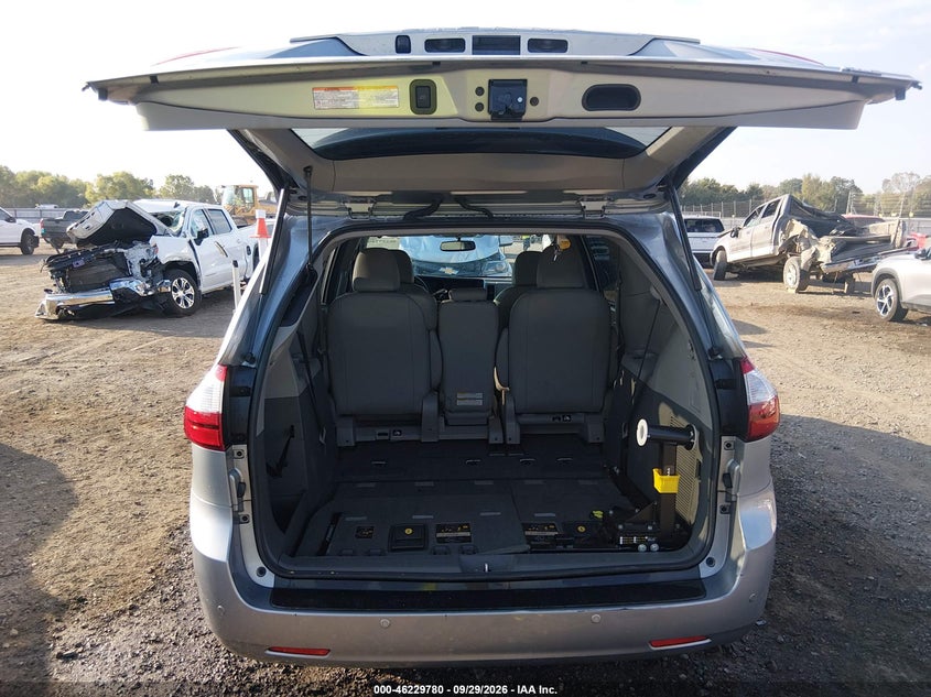 TOYOTA SIENNA - zdjęcie 18