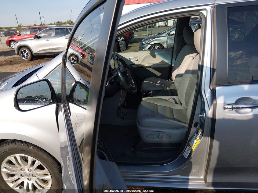 TOYOTA SIENNA - zdjęcie 19