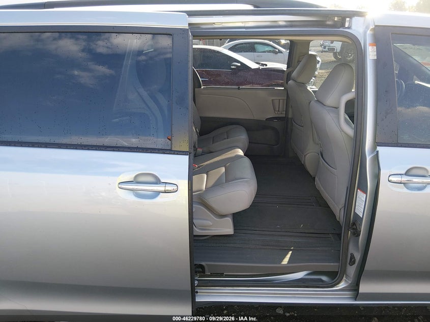 TOYOTA SIENNA - zdjęcie 8