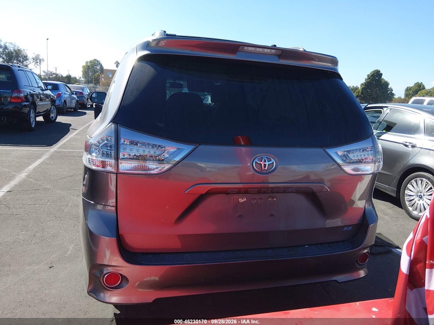 TOYOTA SIENNA - zdjęcie 16