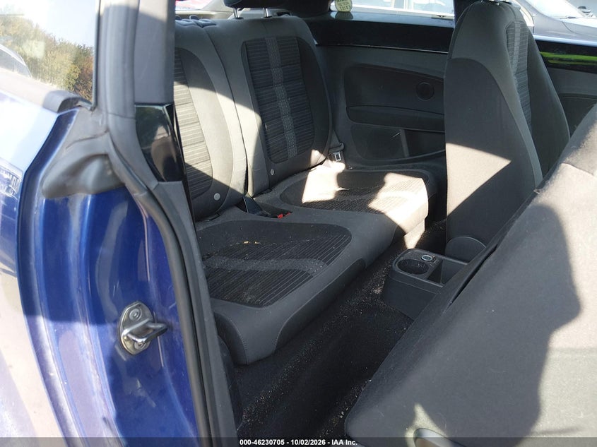 2012 VOLKSWAGEN BEETLE 2.0T · Фото 8