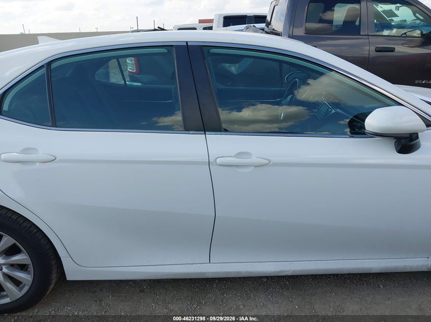 TOYOTA CAMRY - zdjęcie 13