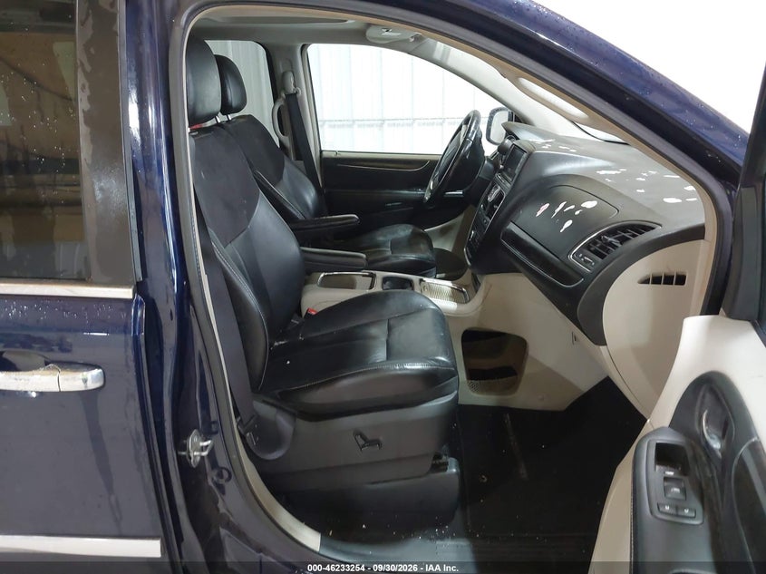 2016 CHRYSLER TOWN & COUNTRY auction photo 5