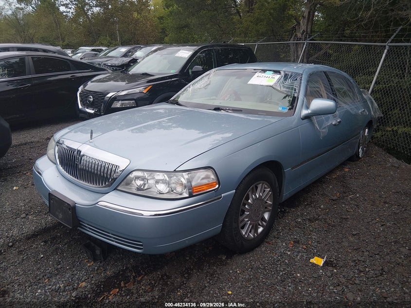 Фото 2 - LINCOLN TOWN CAR