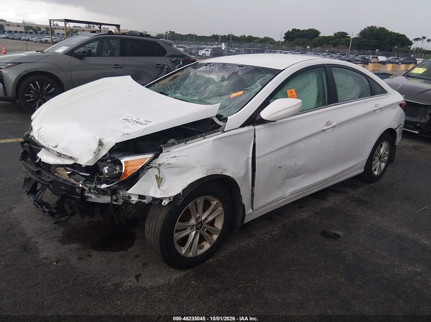 2013 HYUNDAI SONATA GLS · Photo 2