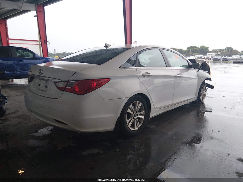 2013 HYUNDAI SONATA GLS · Photo 4